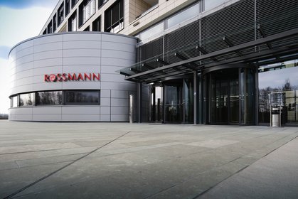 File:Rossmann Außenansicht Innenstadtlage.JPG - Wikimedia Commons